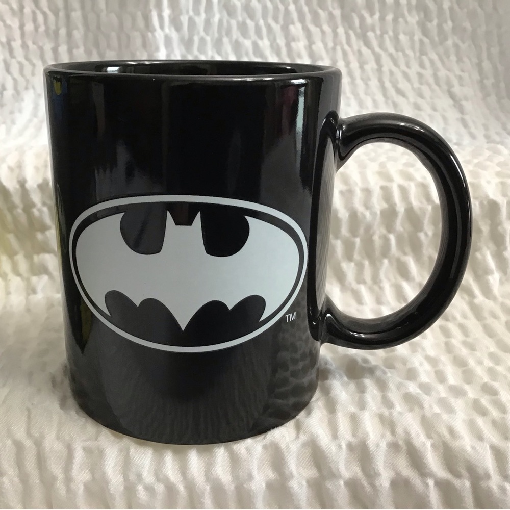 DC Comics Batman Glow In The Dark Logo Mug - Picture 8 of 11